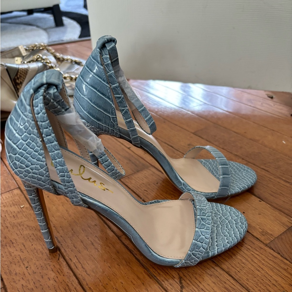 Brand new, never worn 7.5 heels